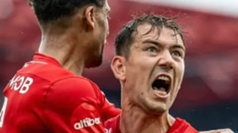 梅西：20载足球传奇，全球体坛影响力非凡。